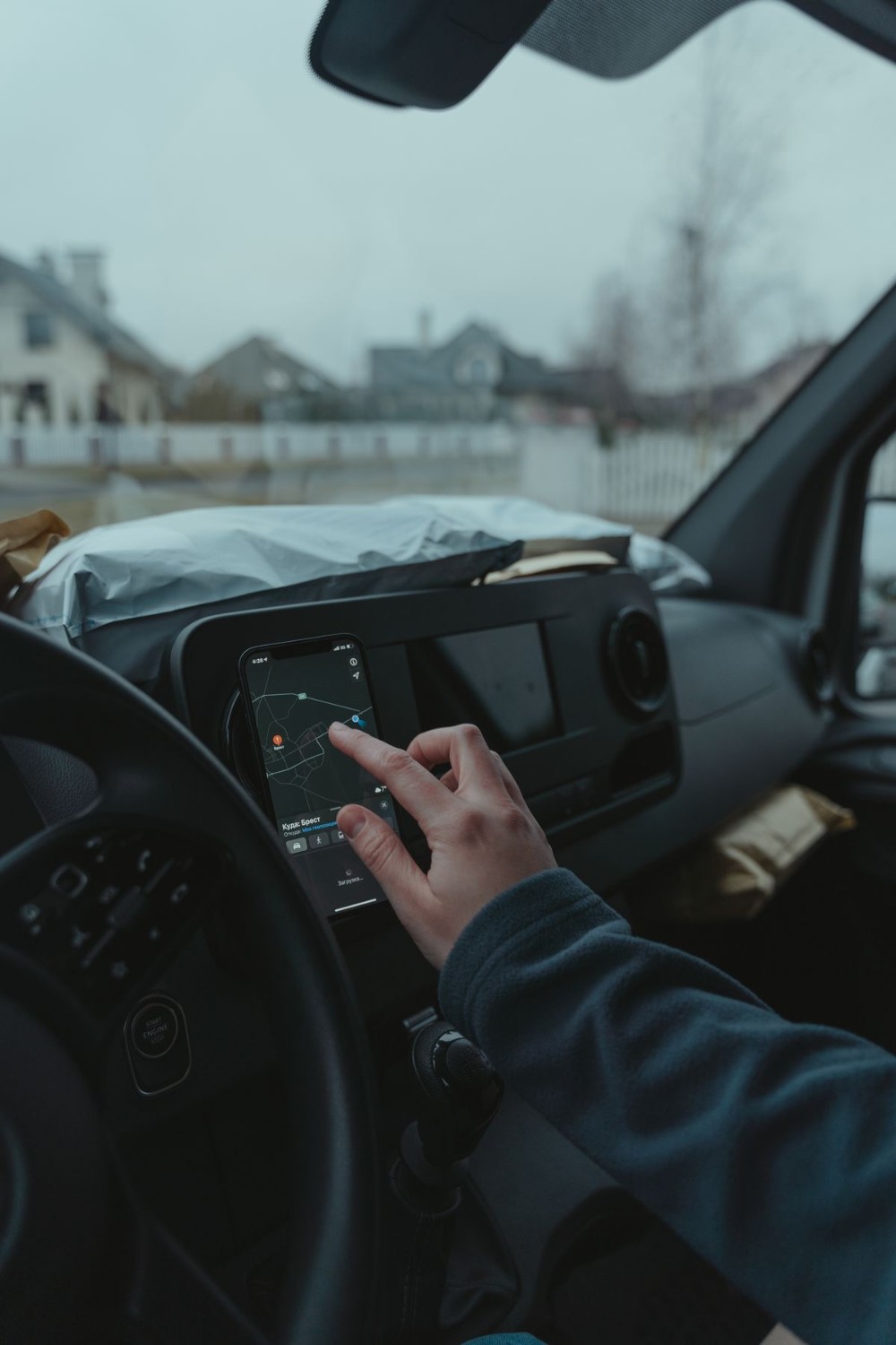 Persona cotizando el SOAT desde el celular con la placa del carro a la mano