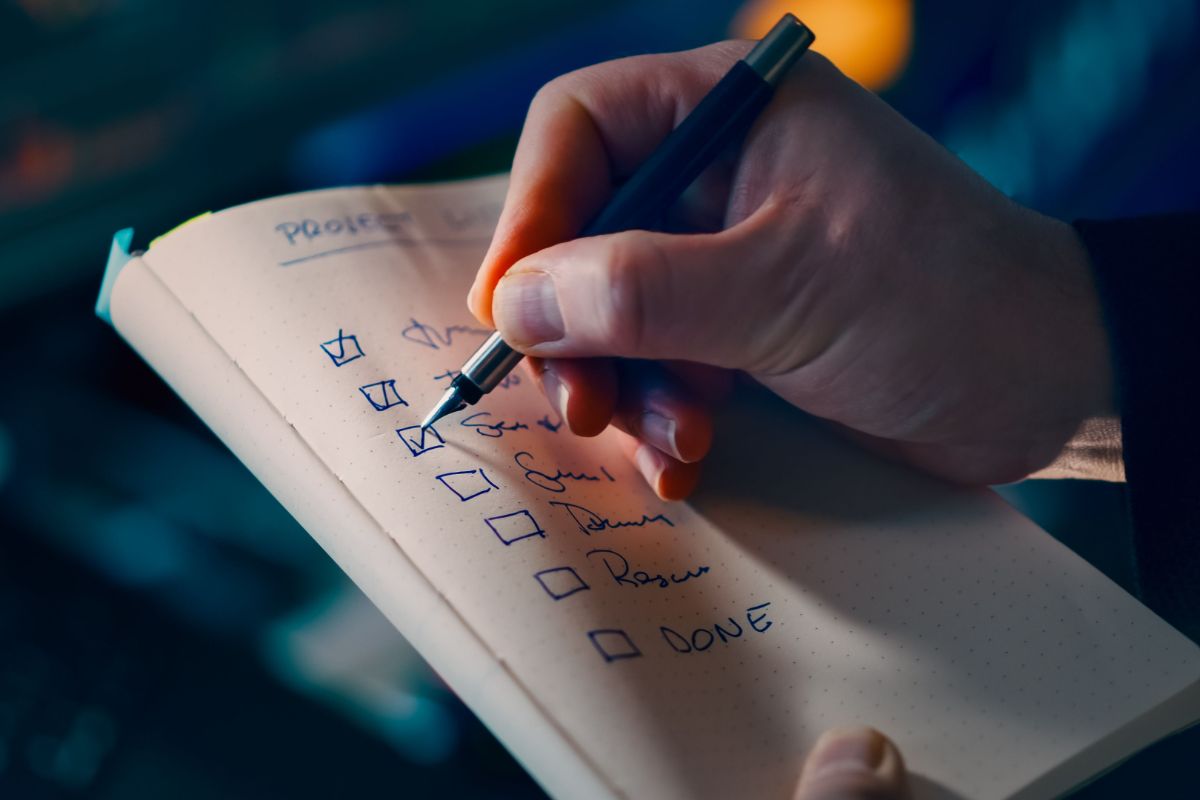 Persona marcando un checklist para comparar seguros en Colombia antes de decidir