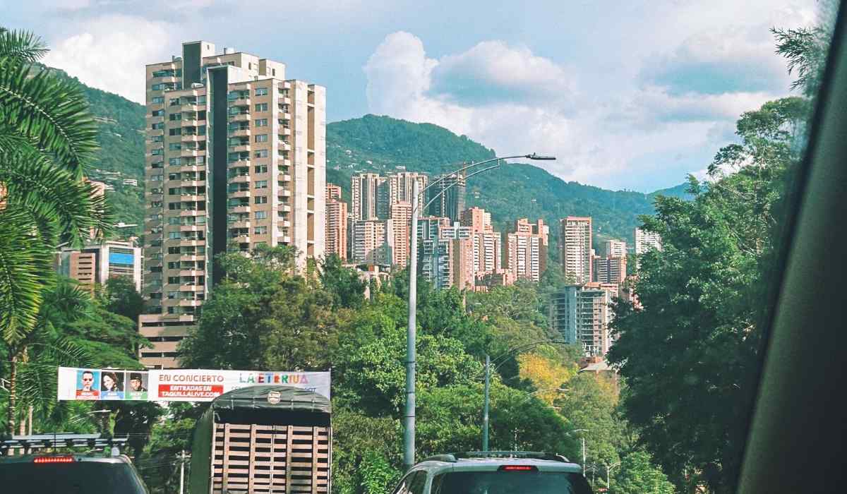 Tráfico urbano en Medellín, Colombia, factor que afecta el precio del seguro de carro según la ciudad
