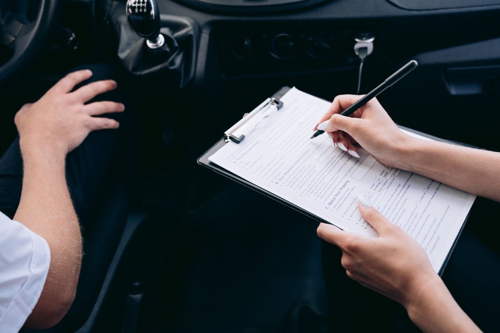 hdi seguros todo riesgo, persona firmando la póliza de su carro
