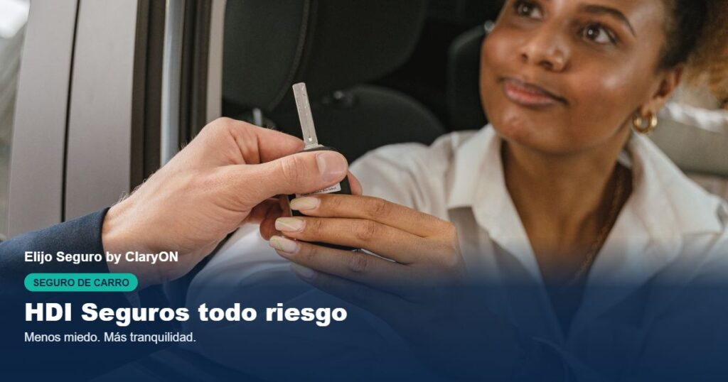 hdi seguros todo riesgo, cliente recibiendo las llaves de su carro asegurado
