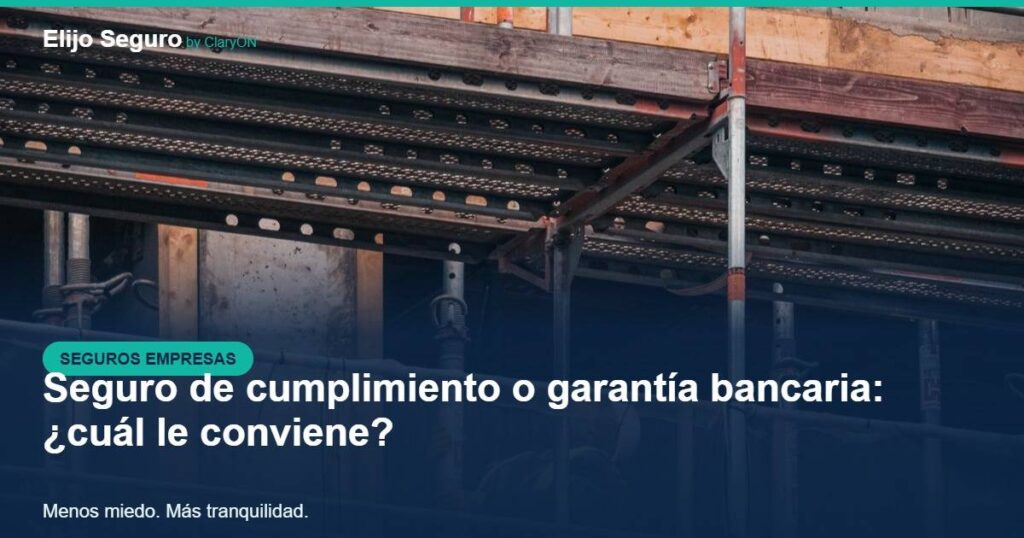 Seguro de cumplimiento vs garantía bancaria - obra de construcción con trabajadores