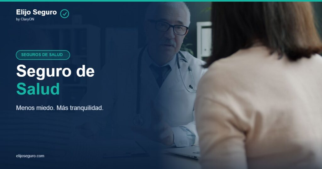 Médico conversando con una paciente sobre su seguro de salud en Colombia