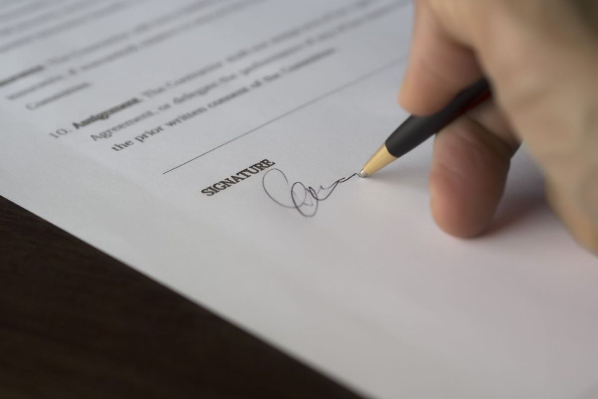 seguro de responsabilidad civil empresarial, firma de documentos de una empresa en Colombia