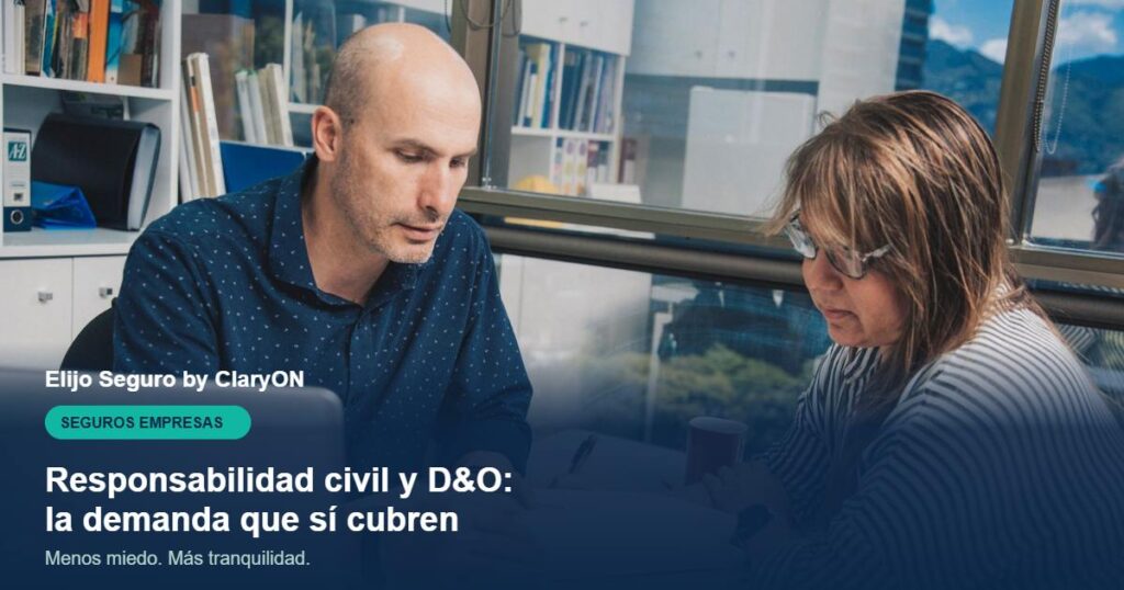 seguro de responsabilidad civil empresarial, reunión de negocios revisando documentos en Colombia