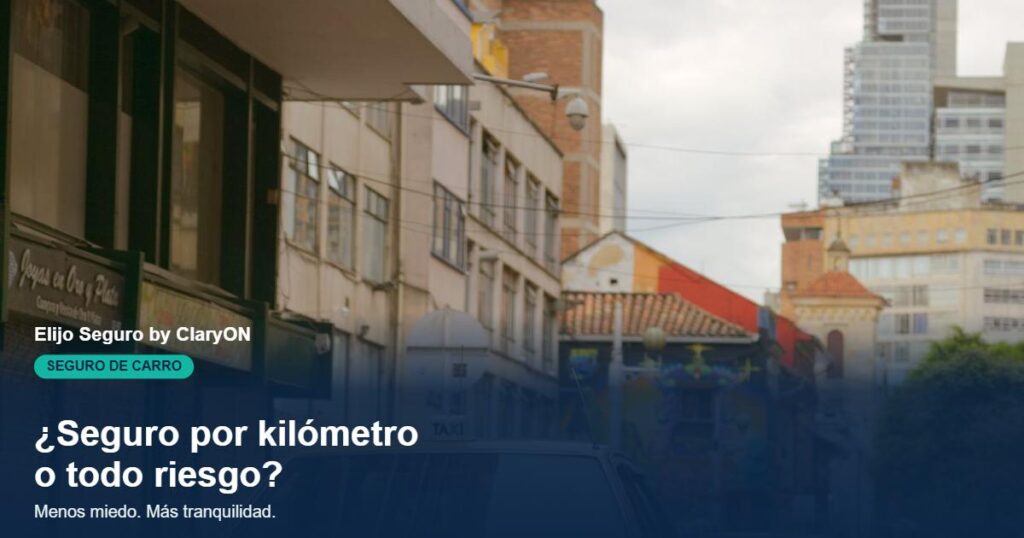 seguro por kilómetro en Colombia: carro circulando por una calle de Bogotá